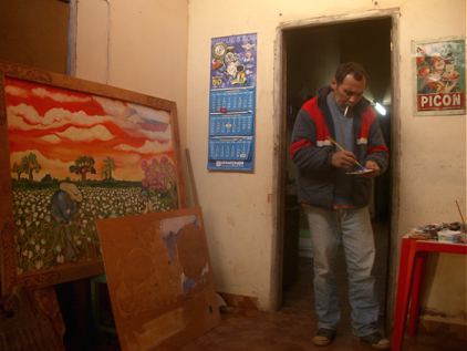 Gerardo Farias aan het werk in zijn huis - atelier